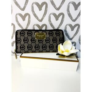 Michael Kors Monogram Zip Wallet – Classic Logo Prin